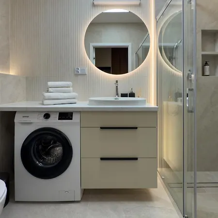 Urban Global Premium, 8th Floor, No 14 - Air Condition - Balcony - Free Garage * Katowice